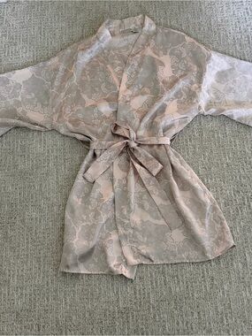 Floral Jacquard Tie-Waist Robe in Blush and Light Gray by